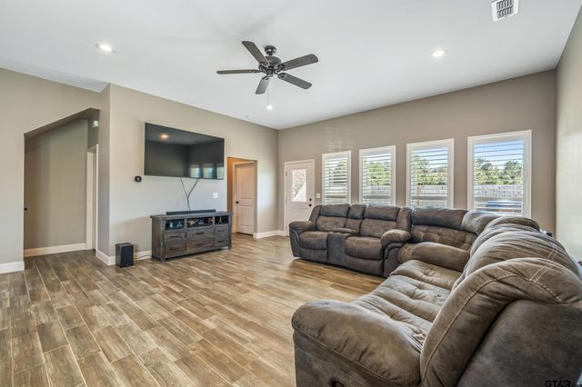 15447 Anna Ln, Lindale, TX 75771