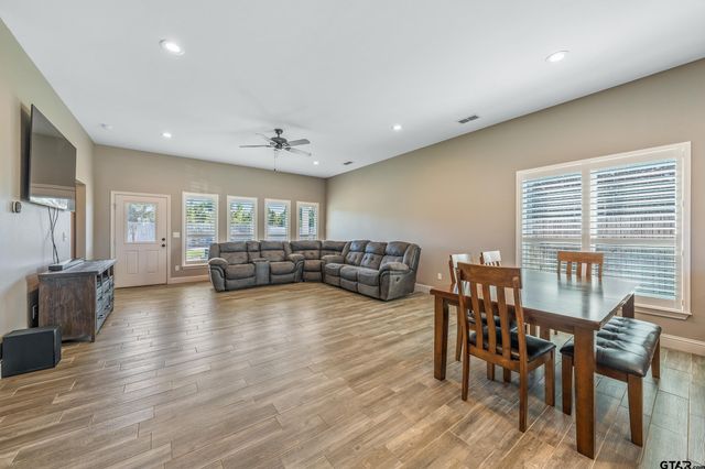 15447 Anna Ln, Lindale, TX 75771