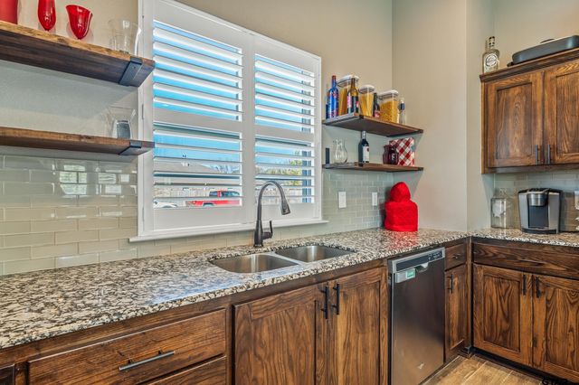 15447 Anna Ln, Lindale, TX 75771