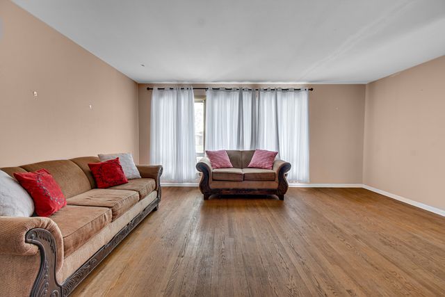 1028 W Strieff Lane, Glenwood, IL 60425