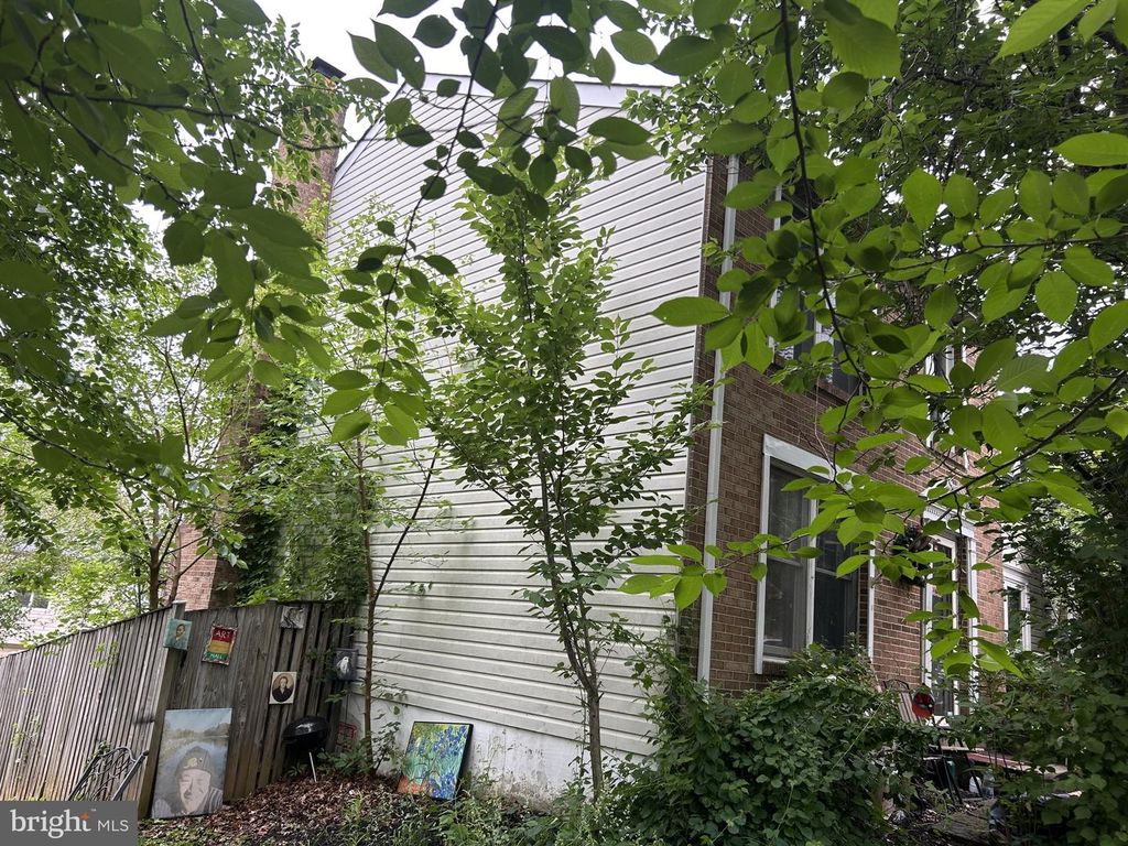 Image 3 of property listing at 19037 PARTRIDGE WOOD DR, Germantown, MD 20874