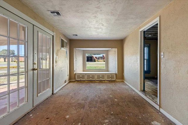 206 E Nebraska Ave, Walters, OK 73572