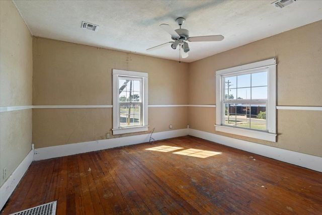 206 E Nebraska Ave, Walters, OK 73572