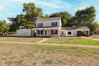 206 E Nebraska Ave, Walters, OK 73572