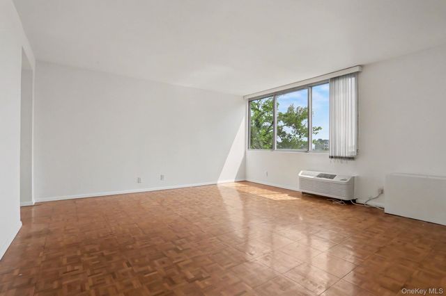 18 Shady Glen Court 403, New Rochelle, NY 10805