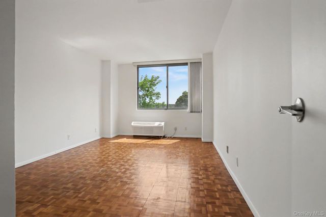 18 Shady Glen Court 403, New Rochelle, NY 10805