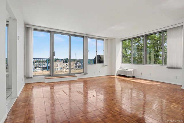 18 Shady Glen Court 403, New Rochelle, NY 10805