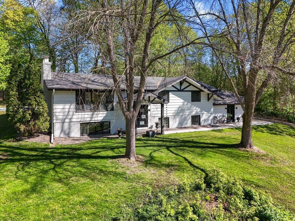 17046 Chiltern Hills Road, Minnetonka, MN 55345