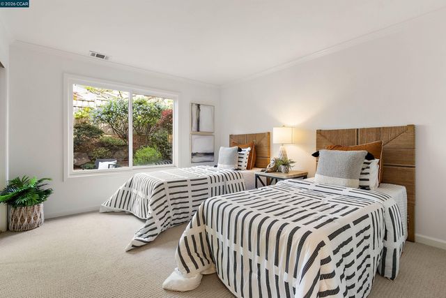 49 Starview Dr, Oakland, CA 94618