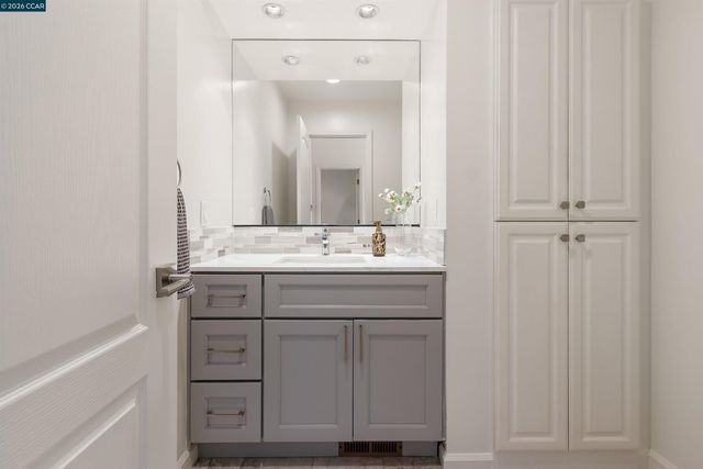 49 Starview Dr, Oakland, CA 94618