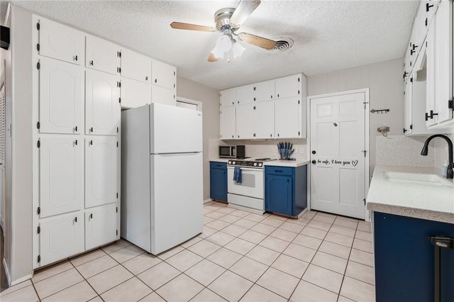 1268 Oak Park Dr, Aransas Pass, TX 78336