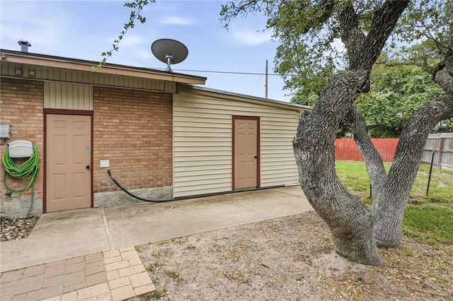 1268 Oak Park Dr, Aransas Pass, TX 78336