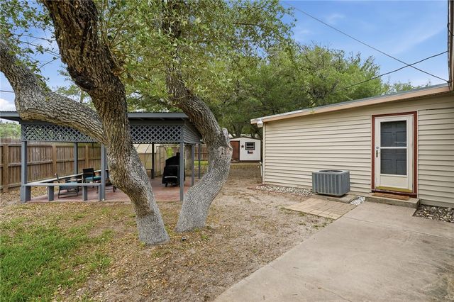 1268 Oak Park Dr, Aransas Pass, TX 78336