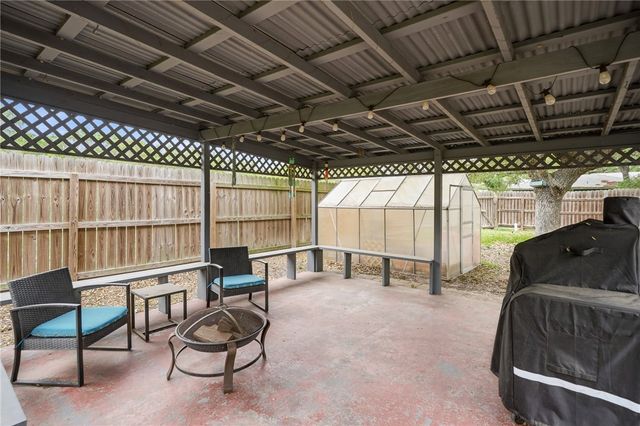 1268 Oak Park Dr, Aransas Pass, TX 78336
