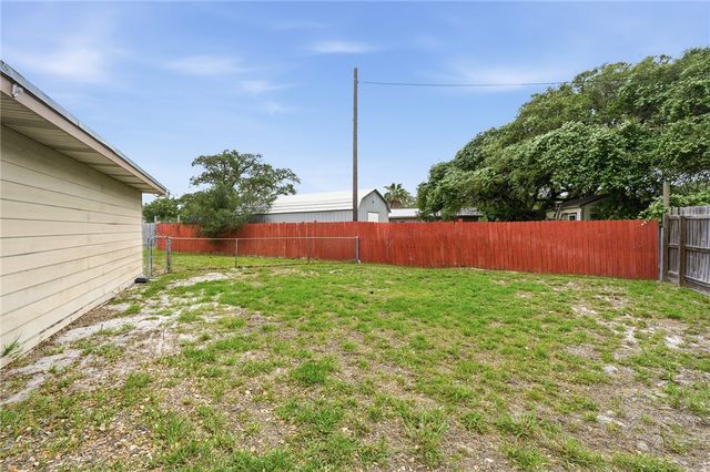 1268 Oak Park Dr, Aransas Pass, TX 78336
