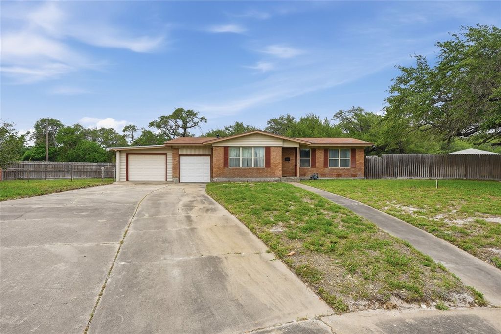 1268 Oak Park Dr, Aransas Pass, TX 78336
