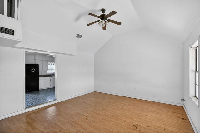 103 N High Dr, Kerrville, TX 78028