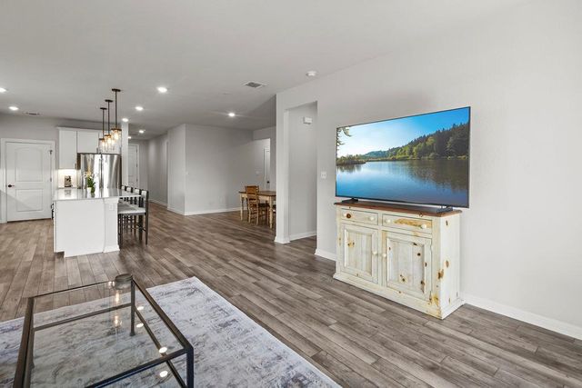 136 Slenderleaf DR, Marble Falls, TX 78654
