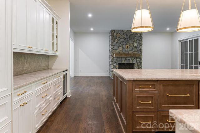 99 Little Cherokee Ridge, Hendersonville, NC 28739