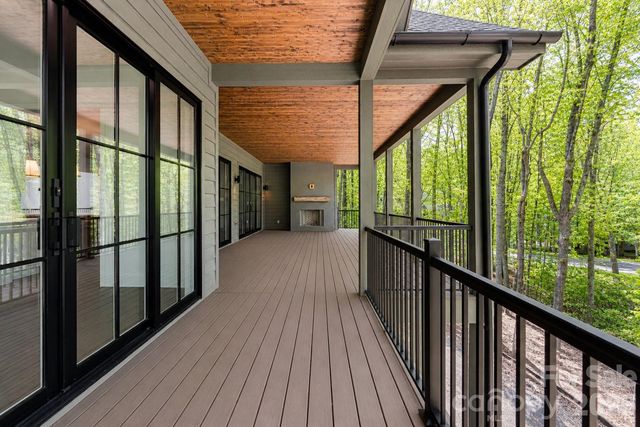99 Little Cherokee Ridge, Hendersonville, NC 28739