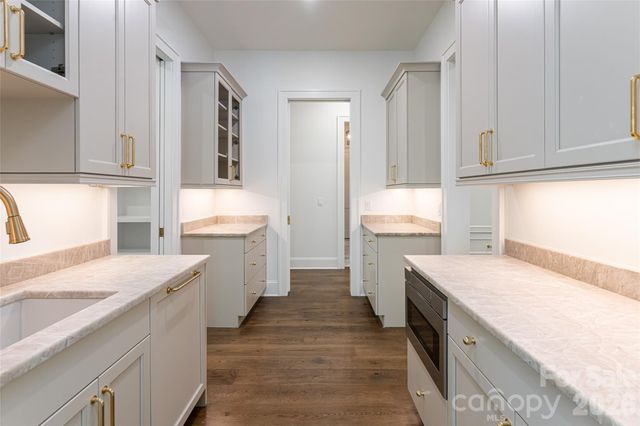 99 Little Cherokee Ridge, Hendersonville, NC 28739