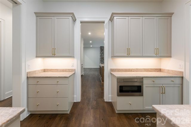 99 Little Cherokee Ridge, Hendersonville, NC 28739