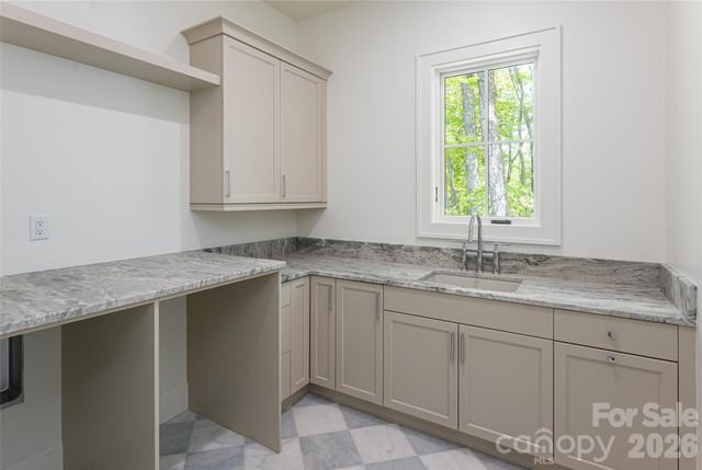99 Little Cherokee Ridge, Hendersonville, NC 28739