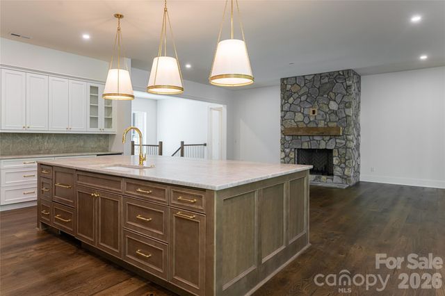 99 Little Cherokee Ridge, Hendersonville, NC 28739