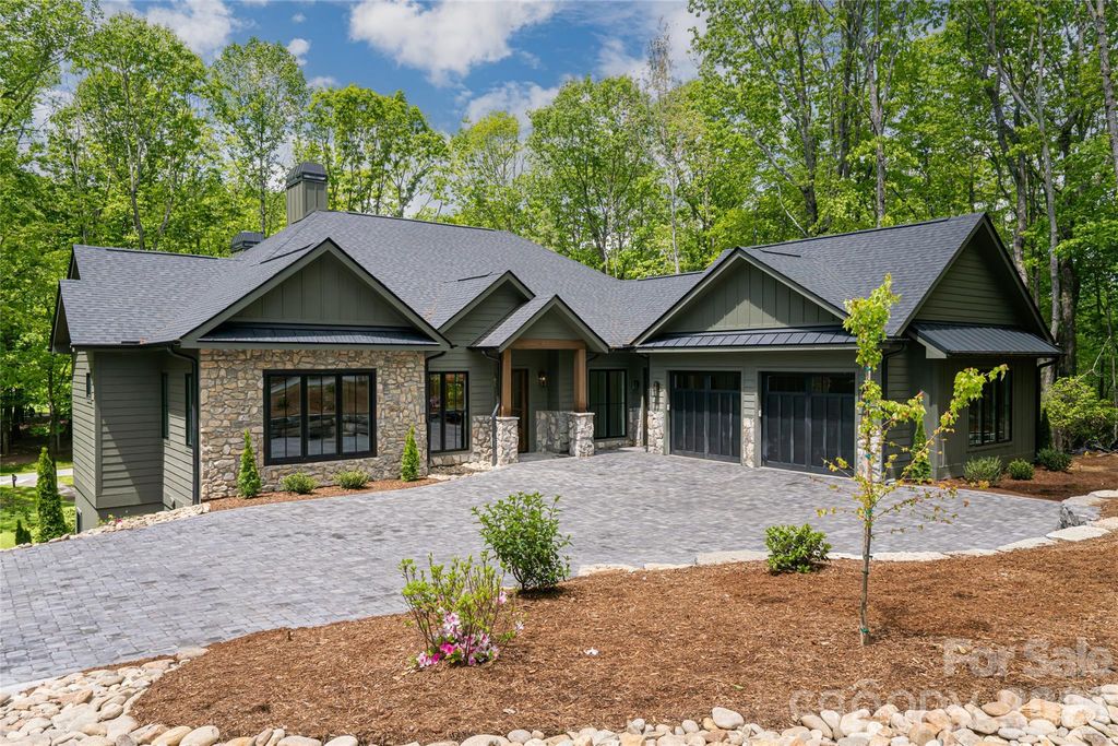 99 Little Cherokee Ridge, Hendersonville, NC 28739