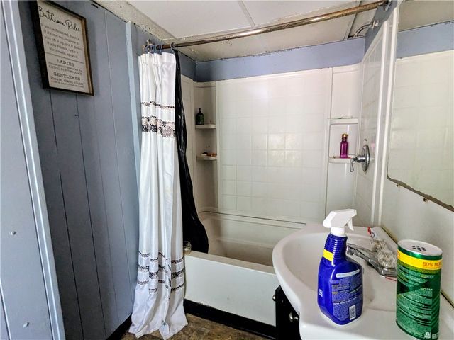 132 Leneake St, Wilkins Twp, PA 15145