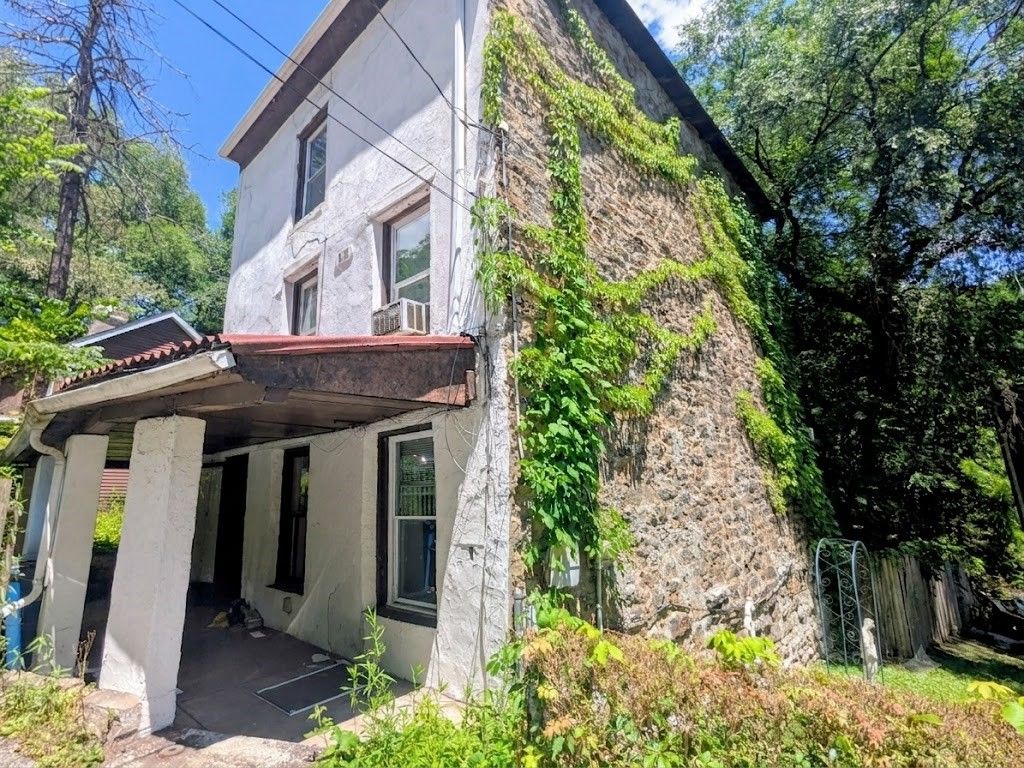 132 Leneake St, Wilkins Twp, PA 15145