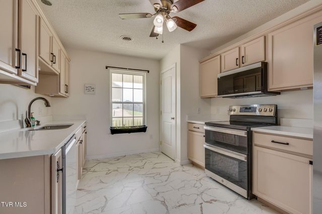 2201 Fox Meadows Circle, Bluff City, TN 37618