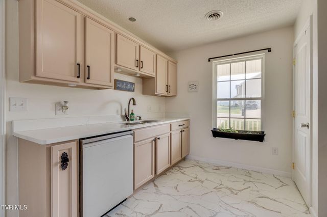 2201 Fox Meadows Circle, Bluff City, TN 37618