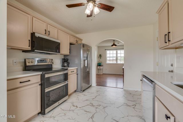 2201 Fox Meadows Circle, Bluff City, TN 37618