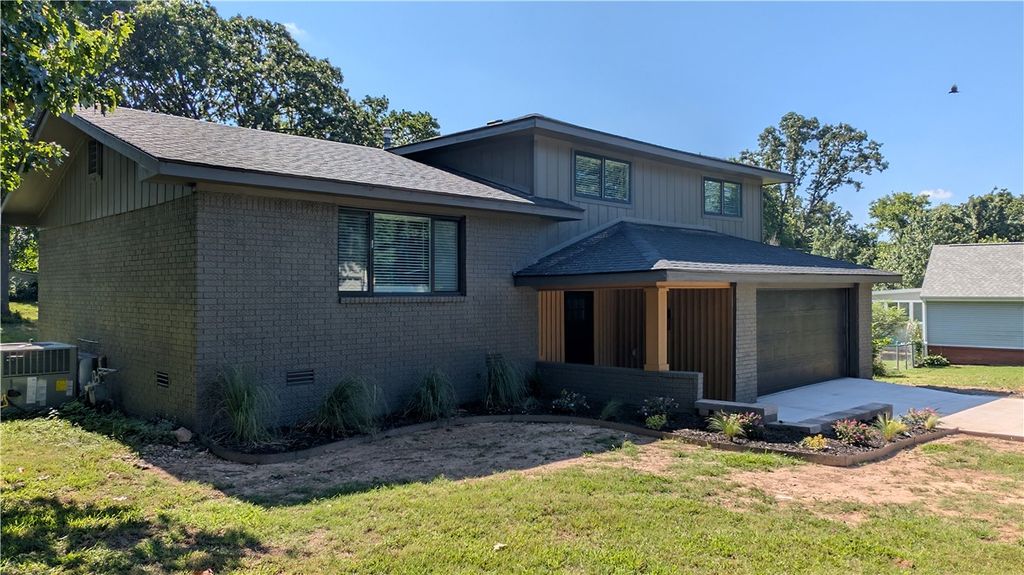 68 N Woodridge Road, Rogers, AR 72756