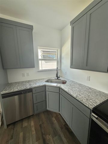 920 S Montreal, Dallas, TX 75208