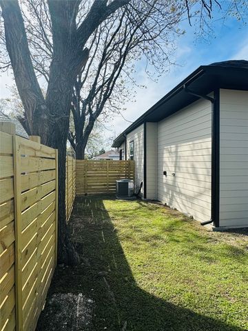 920 S Montreal, Dallas, TX 75208