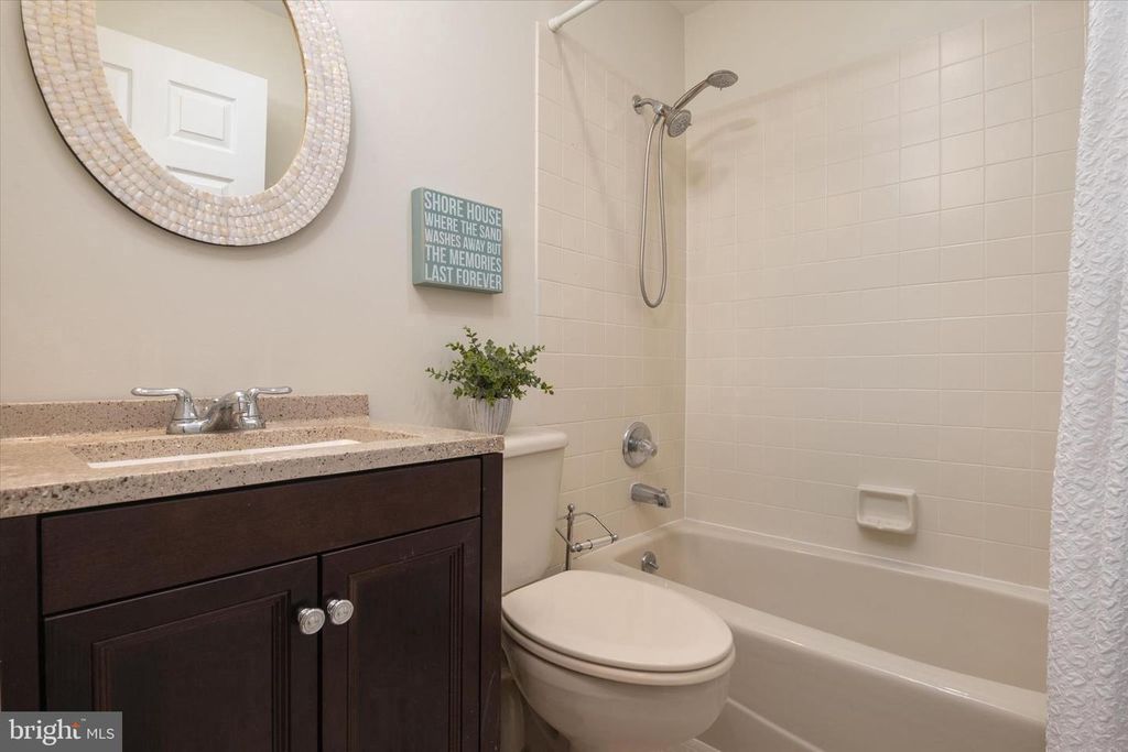 Image 19 of property listing at 116 OYSTER COVE DR #1D, Grasonville, MD 21638