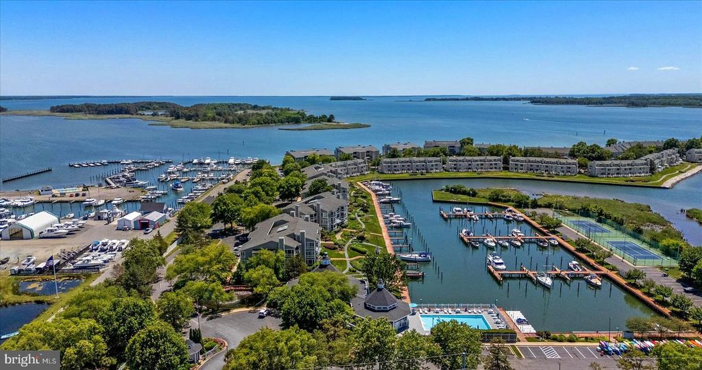 Image 3 of property listing at 116 OYSTER COVE DR #1D, Grasonville, MD 21638