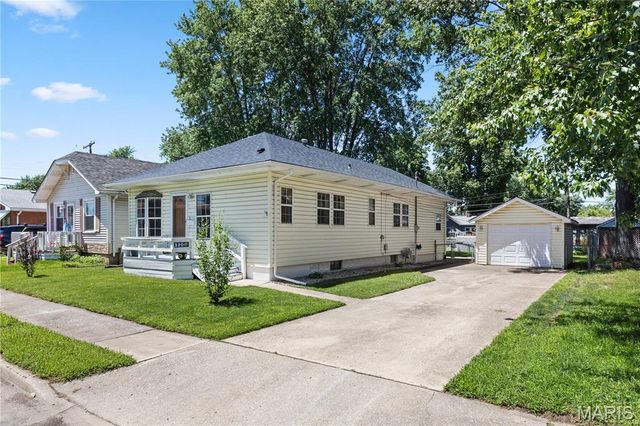 120 E 4th Street, Roxana, IL 62084