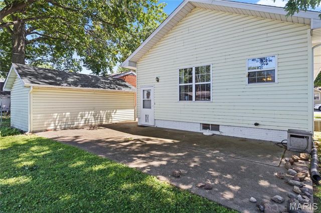 120 E 4th Street, Roxana, IL 62084