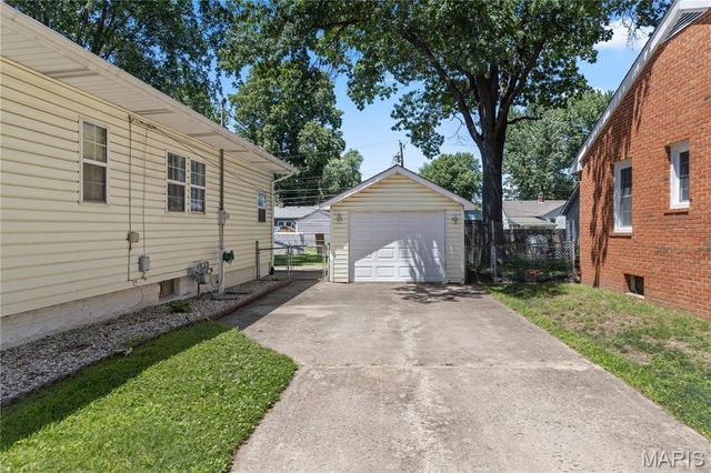 120 E 4th Street, Roxana, IL 62084