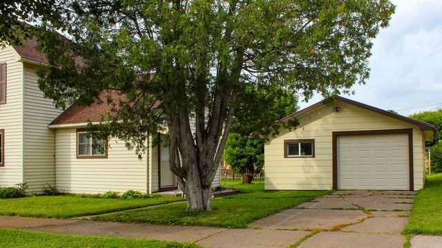 1122 6th St W, Ashland, WI 54806