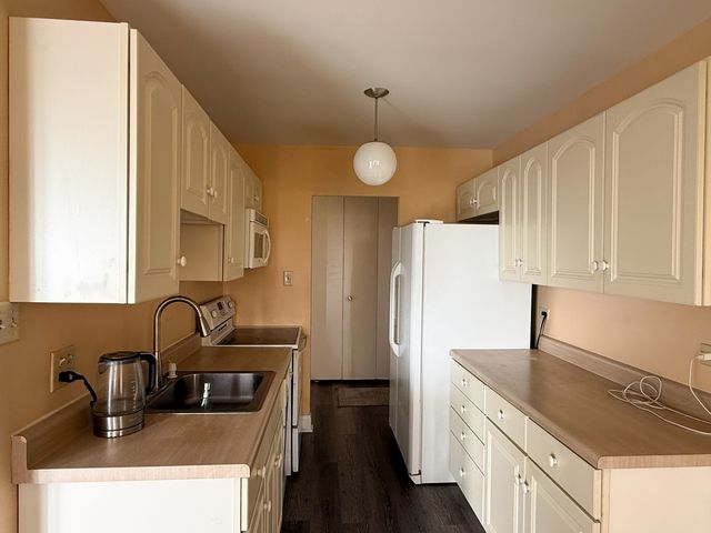 7141 N Kedzie Avenue 912, Chicago, IL 60645