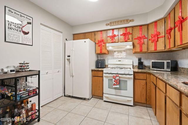 283 Gloucester Court, Aberdeen, NJ 07747