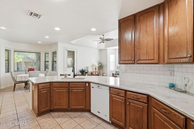 513 W Knotwood Street, Green Valley, AZ 85614