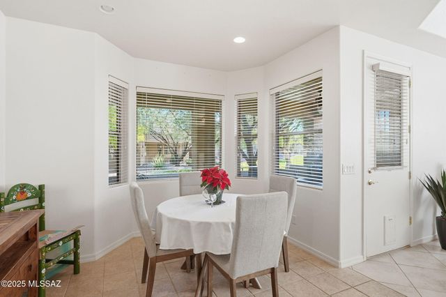 513 W Knotwood Street, Green Valley, AZ 85614