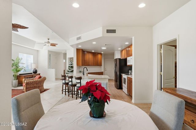 513 W Knotwood Street, Green Valley, AZ 85614