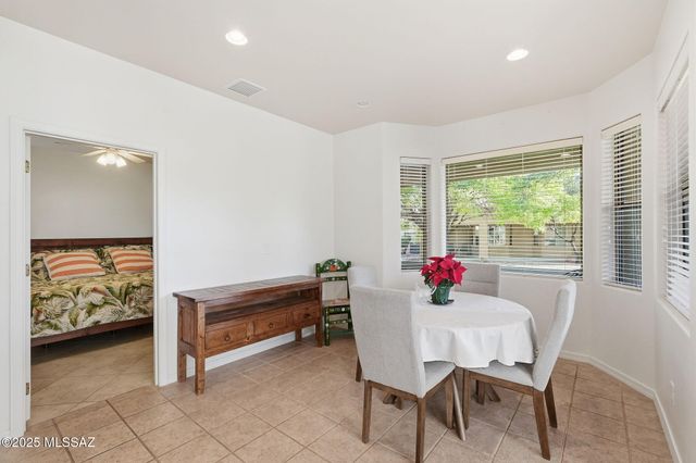 513 W Knotwood Street, Green Valley, AZ 85614