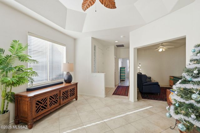 513 W Knotwood Street, Green Valley, AZ 85614